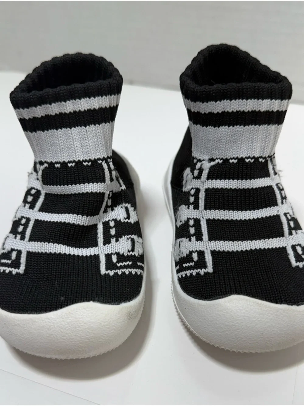 Engtoy Black Laces baby round toe baby sock shoe / Sneaker / walking shoe sz 3.5